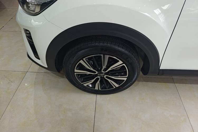 Used Kia kx1 Stonic 2021 1.4L CVT Fun & Sunroof Model Left Front Wheel Hub