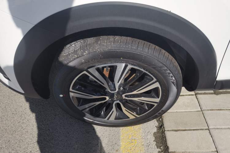 Used Kia kx1 Stonic 2021 1.4L CVT Fun Edition Left Front Wheel Hub