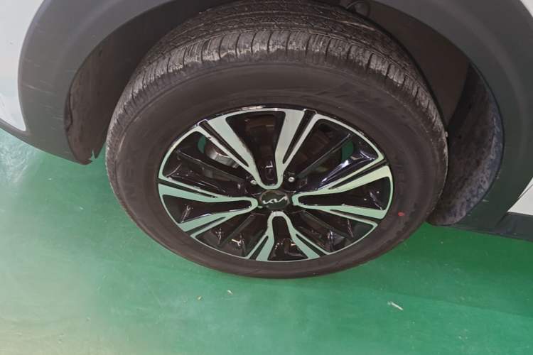 Used Kia kx1 Stonic 2021 1.4L CVT Fun Edition Left Front Wheel Hub