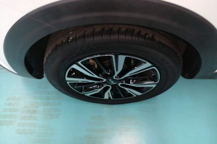 Used Kia kx1 Stonic 2021 1.4L CVT Fun & Sunroof Model Left Front Wheel Hub