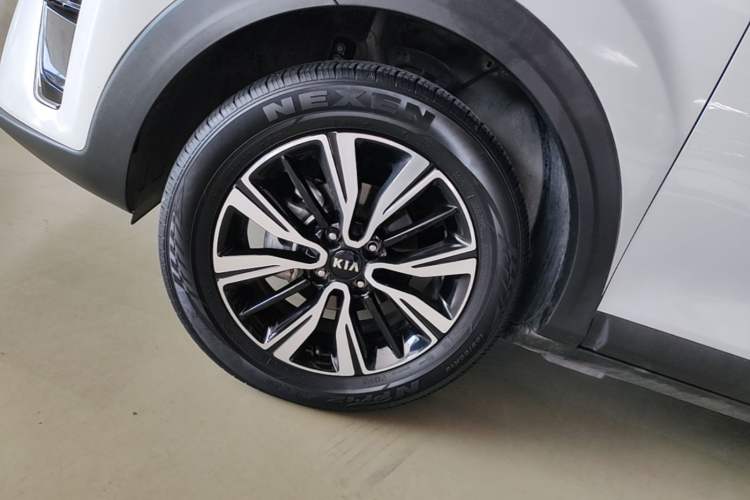 Used Kia kx1 Stonic 2021 1.4L CVT Fun & Sunroof Model Left Front Wheel Hub