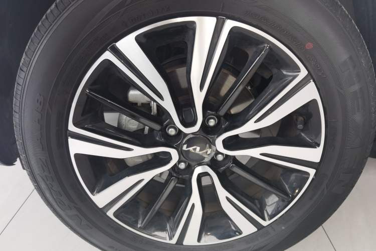 Used Kia kx1 Stonic 2021 1.4L CVT Fun Edition Left Front Wheel Hub
