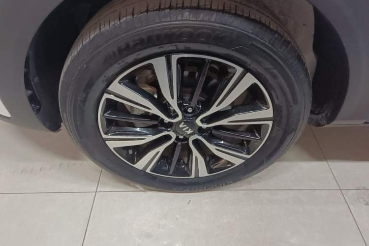 Used Kia kx1 Stonic 2021 1.4L Automatic Fun & Sport Edition Left Front Wheel Hub