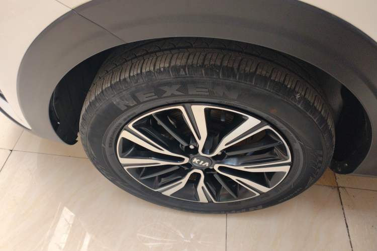 Used Kia kx1 Stonic 2021 1.4L CVT Fun & Sunroof Model Left Front Wheel Hub