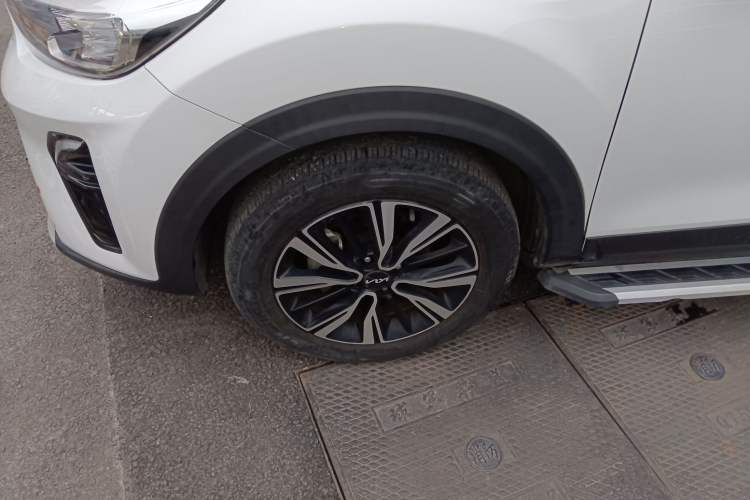 Used Kia kx1 Stonic 2021 1.4L CVT Fun Edition Left Front Wheel Hub
