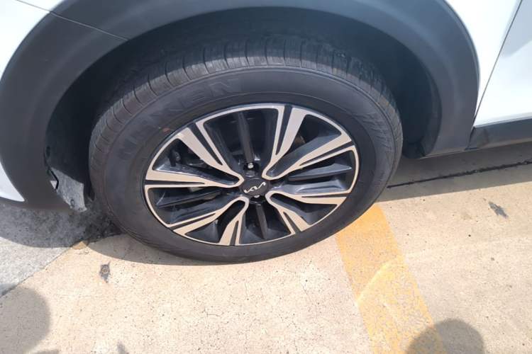 Used Kia kx1 Stonic 2021 1.4L CVT Fun Edition Left Front Wheel Hub