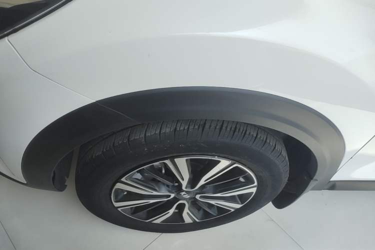 Used Kia kx1 Stonic 2021 1.4L Automatic Fun Edition Left Front Wheel Hub