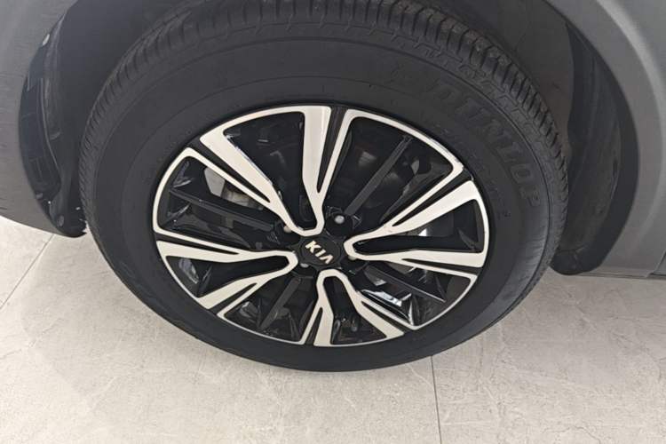 Used Kia kx1 Stonic 2021 1.4L Automatic Fun & Sport Edition Left Front Wheel Hub