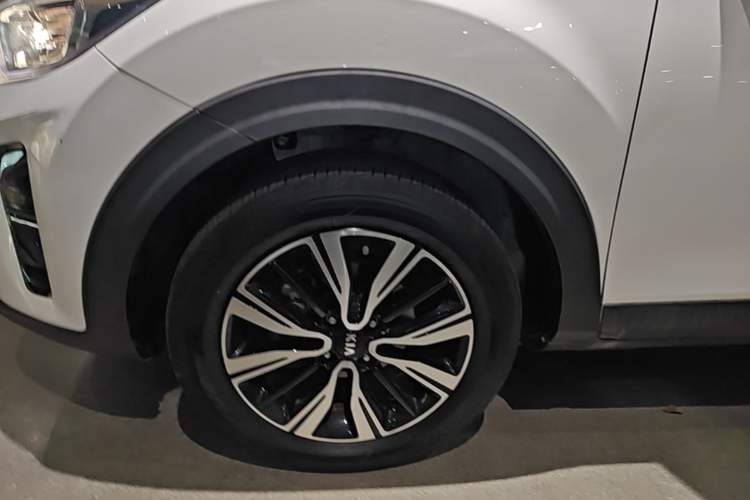 Used Kia kx1 Stonic 2021 1.4L Automatic Fun & Sport Edition Left Front Wheel Hub