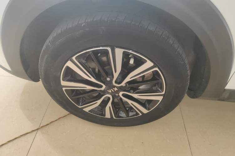 Used Kia kx1 Stonic 2021 1.4L Manual Fun Edition Left Front Wheel Hub
