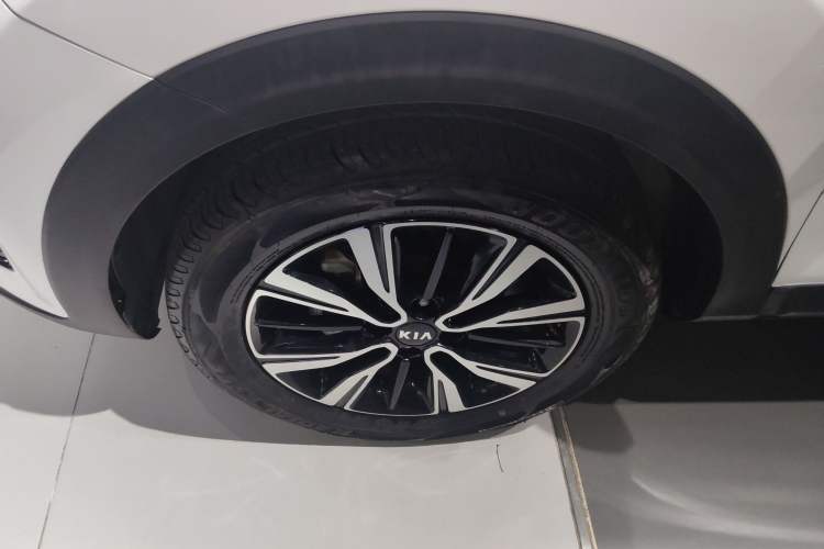 Used Kia kx1 Stonic 2021 1.4L Automatic Fun Edition Left Front Wheel Hub