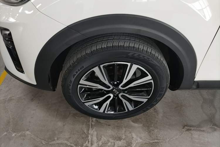 Used Kia kx1 Stonic 2021 1.4L CVT Fun Edition Left Front Wheel Hub