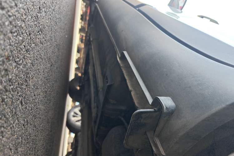 Used Kia kx1 Stonic 2021 1.4L CVT Fun Edition Left Side Sill