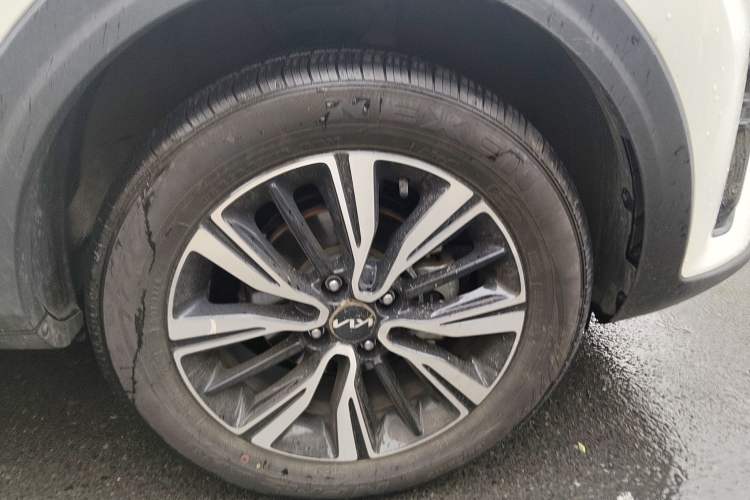 Used Kia kx1 Stonic 2021 1.4L CVT Fun & Sunroof Model Right Front Wheel Hub