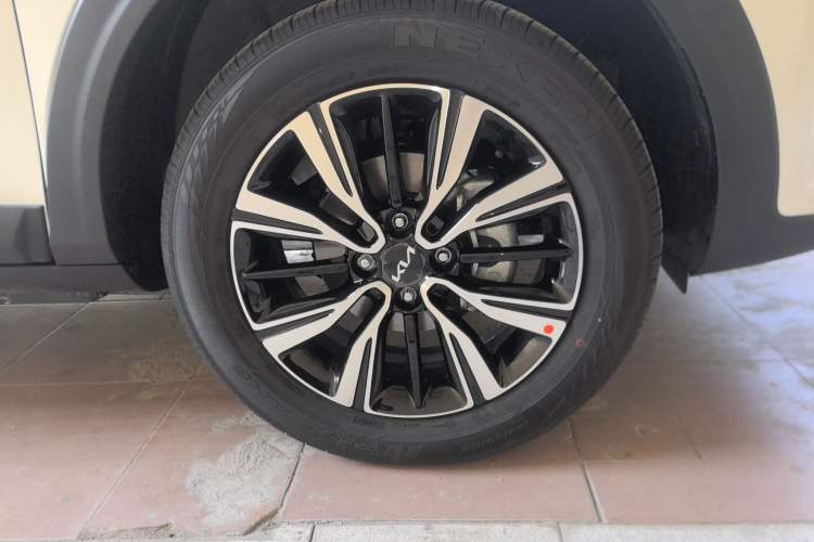 Used Kia kx1 Stonic 2021 1.4L CVT Fun & Sunroof Model Right Front Wheel Hub