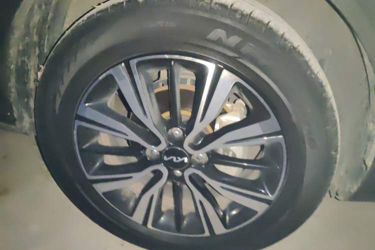 Used Kia kx1 Stonic 2021 1.4L CVT Fun & Sunroof Model Right Front Wheel Hub