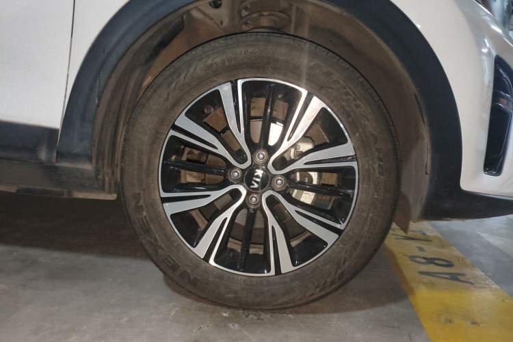 Used Kia kx1 Stonic 2021 1.4L Automatic Fun & Sport Edition Right Front Wheel Hub