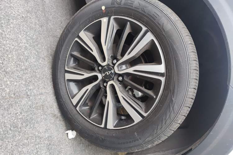 Used Kia kx1 Stonic 2021 1.4L CVT Fun & Sunroof Model Right Front Wheel Hub