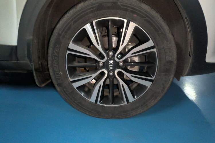 Used Kia kx1 Stonic 2021 1.4L Automatic Fun Edition Right Front Wheel Hub
