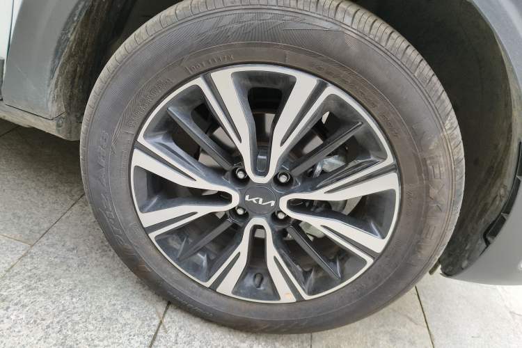 Used Kia kx1 Stonic 2021 1.4L Automatic Fun Edition Right Front Wheel Hub