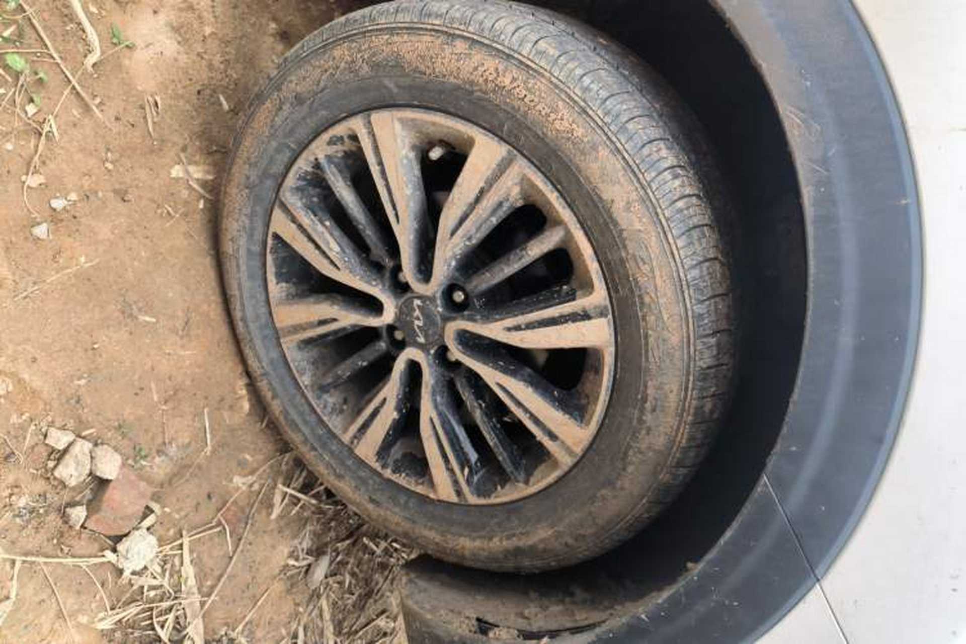 Used Kia kx1 Stonic 2021 1.4L CVT Fun Edition Right Front Wheel Hub