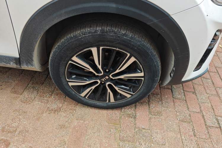 Used Kia kx1 Stonic 2021 1.4L CVT Fun & Sunroof Model Right Front Wheel Hub
