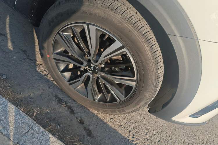 Used Kia kx1 Stonic 2021 1.4L CVT Fun & Sunroof Model Right Front Wheel Hub