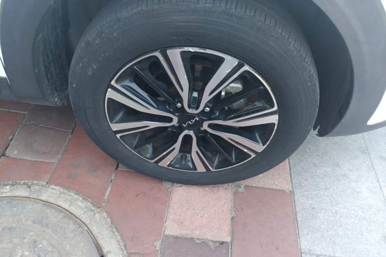 Used Kia kx1 Stonic 2021 1.4L CVT Fun Edition Right Front Wheel Hub