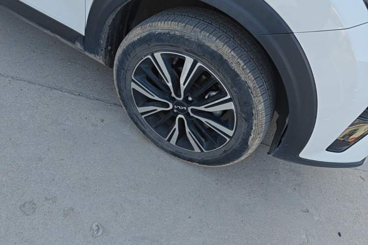 Used Kia kx1 Stonic 2021 1.4L CVT Fun Edition Right Front Wheel Hub