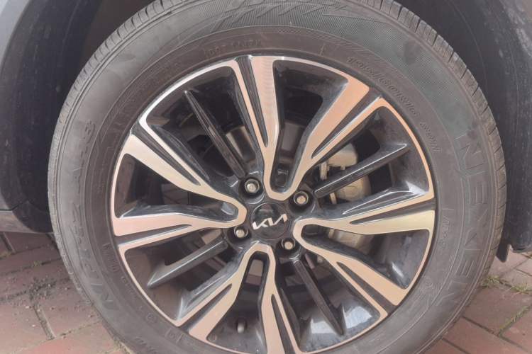 Used Kia kx1 Stonic 2021 1.4L Automatic Fun Edition Right Front Wheel Hub