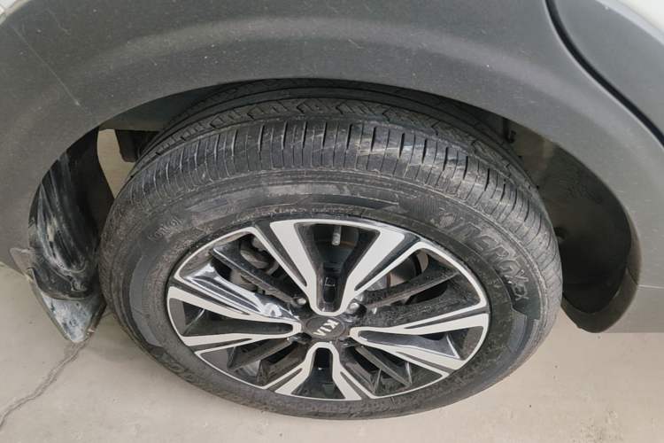 Used Kia kx1 Stonic 2021 1.4L Automatic Fun & Sport Edition Right Rear Wheel Hub