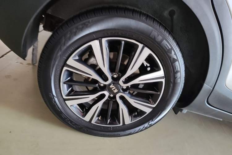 Used Kia kx1 Stonic 2021 1.4L CVT Fun & Sunroof Model Right Rear Wheel Hub