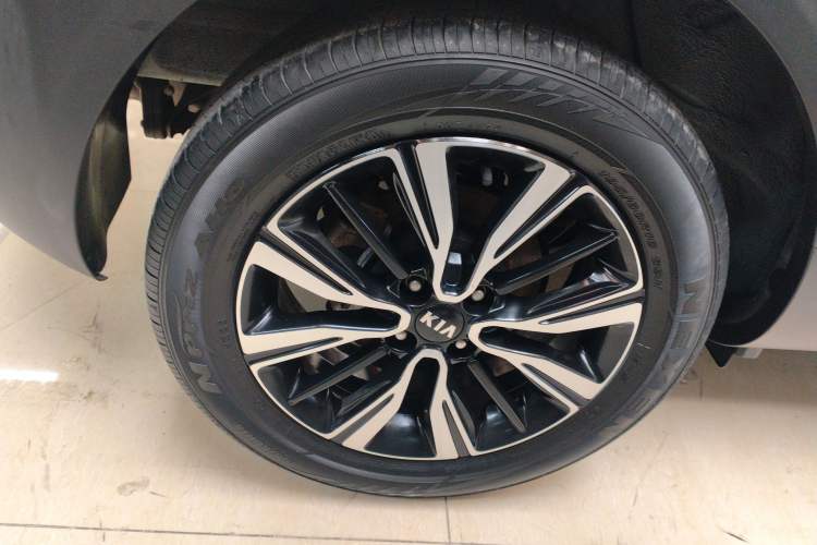 Used Kia kx1 Stonic 2021 1.4L CVT Fun & Sunroof Model Right Rear Wheel Hub