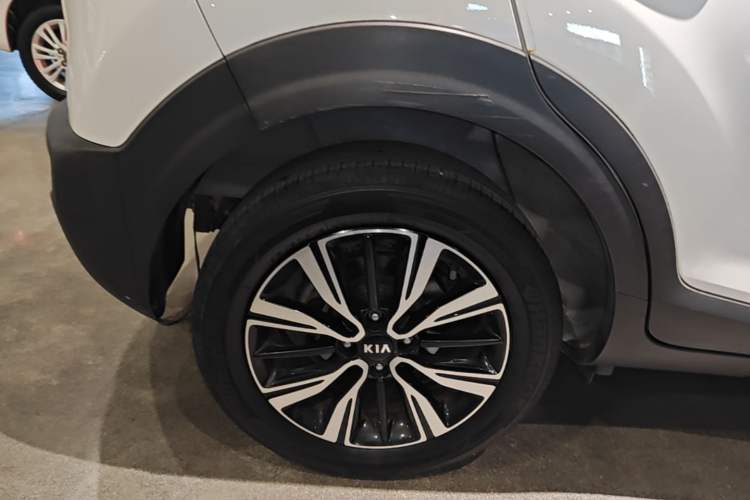 Used Kia kx1 Stonic 2021 1.4L Automatic Fun & Sport Edition Right Rear Wheel Hub