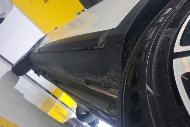 Used Kia kx1 Stonic 2021 1.4L CVT Fun Edition Right Side Sill