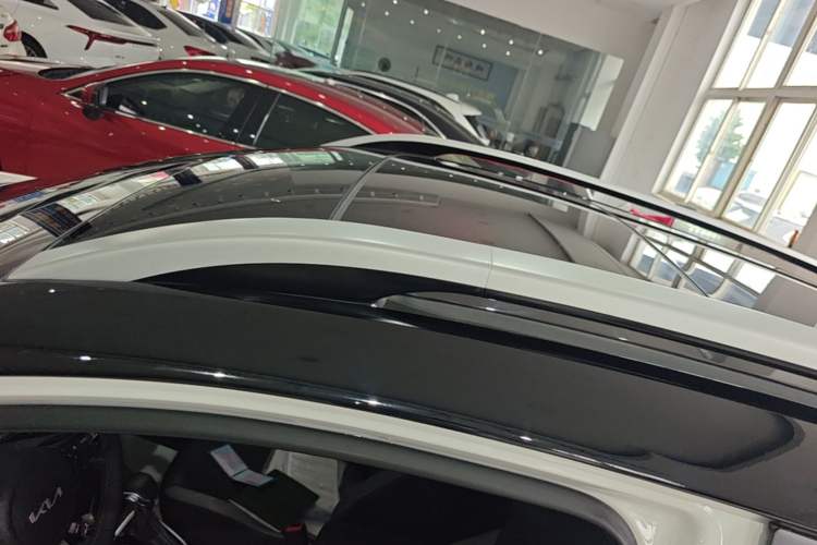 Used Kia kx1 Stonic 2021 1.4L CVT Fun & Sunroof Model Roof