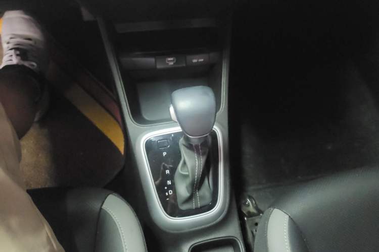 Used Kia kx1 Stonic 2021 1.4L CVT Fun & Sunroof Model Gear Lever