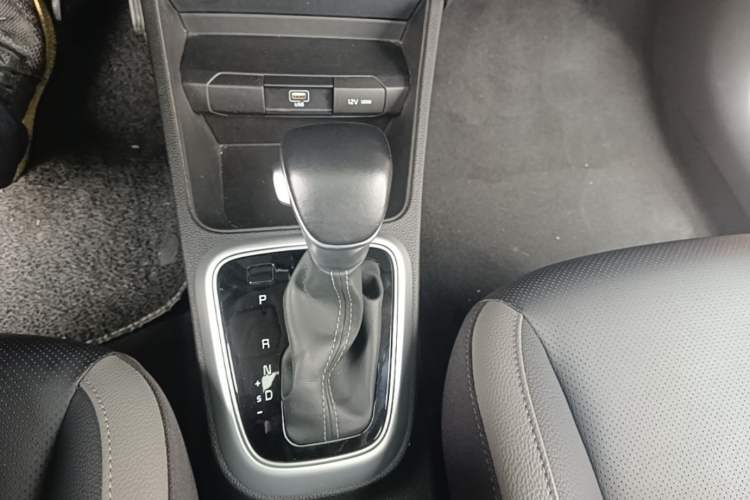 Used Kia kx1 Stonic 2021 1.4L CVT Fun & Sunroof Model Gear Lever