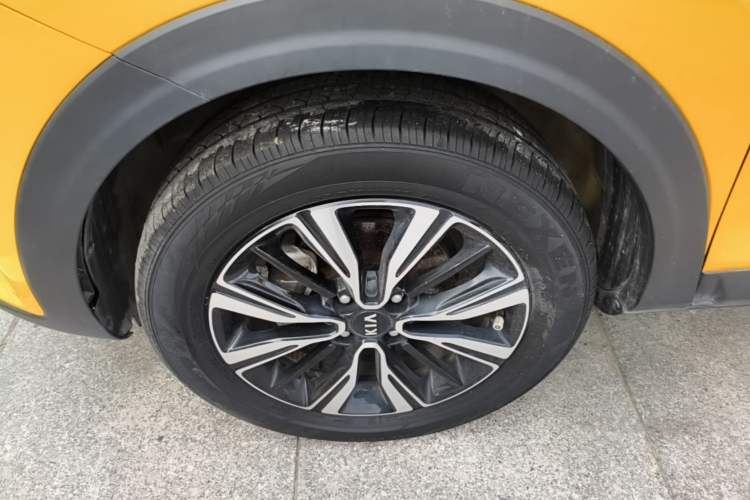 Used Kia kx1 Stonic 2021 1.4L Automatic Fun & Sport Edition Left Front Wheel Hub