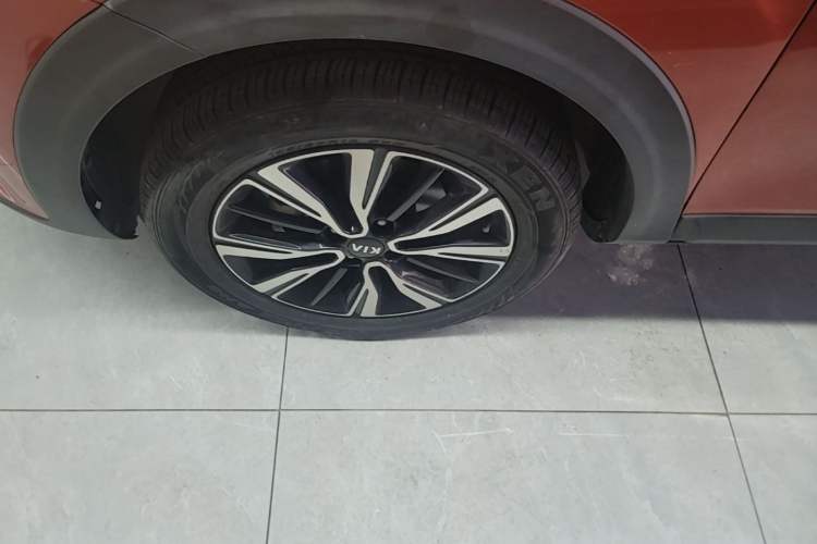 Used Kia kx1 Stonic 2021 1.4L CVT Fun & Sunroof Model Left Front Wheel Hub