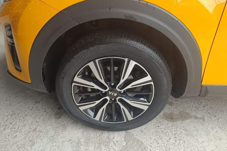 Used Kia kx1 Stonic 2021 1.4L CVT Fun & Sunroof Model Left Front Wheel Hub