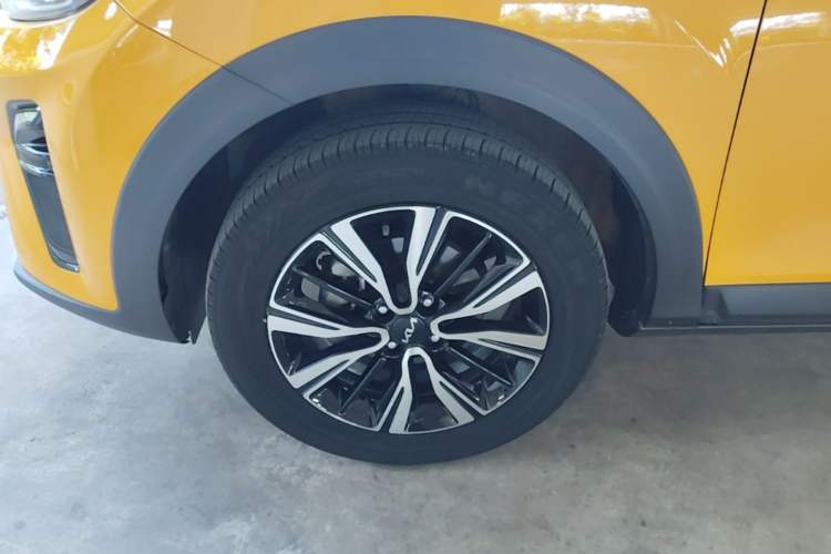 Used Kia kx1 Stonic 2021 1.4L CVT Fun & Sunroof Model Left Front Wheel Hub