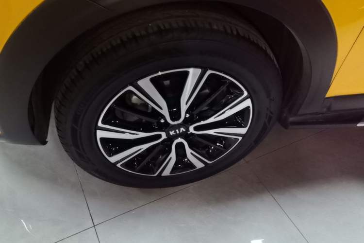 Used Kia kx1 Stonic 2021 1.4L Automatic Fun & Sport Edition Left Front Wheel Hub
