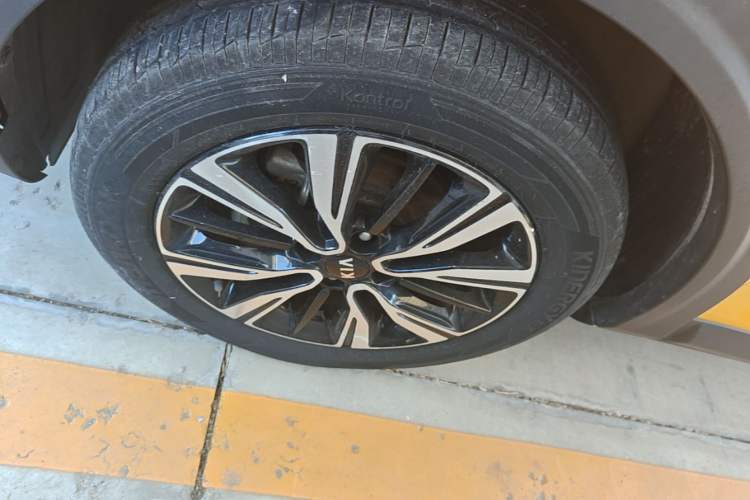 Used Kia kx1 Stonic 2021 1.4L CVT Fun & Sunroof Model Left Front Wheel Hub
