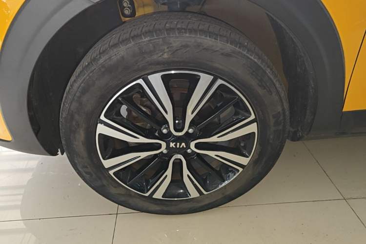 Used Kia kx1 Stonic 2021 1.4L CVT Fun & Sunroof Model Left Front Wheel Hub
