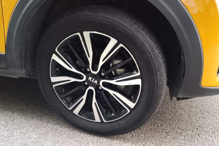 Used Kia kx1 Stonic 2021 1.4L Automatic Fun & Sport Edition Right Front Wheel Hub