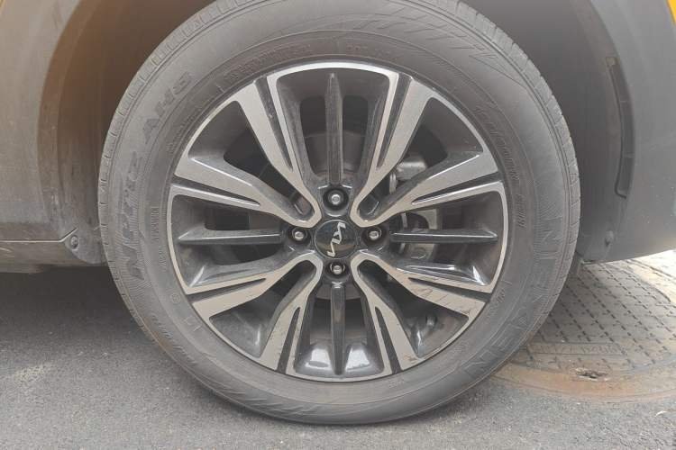 Used Kia kx1 Stonic 2021 1.4L CVT Fun Edition Right Front Wheel Hub