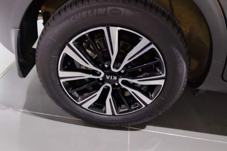 Used Kia kx1 Stonic 2021 1.4L CVT Fun & Sunroof Model Right Rear Wheel Hub