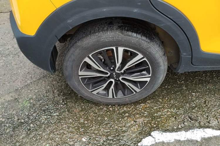Used Kia kx1 Stonic 2021 1.4L CVT Fun & Sunroof Model Right Rear Wheel Hub