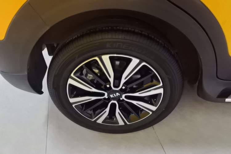 Used Kia kx1 Stonic 2021 1.4L Automatic Fun & Sport Edition Right Rear Wheel Hub
